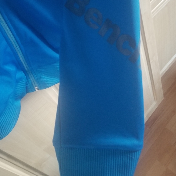 Bench zip-up sweater -MED - Picture 4 of 9